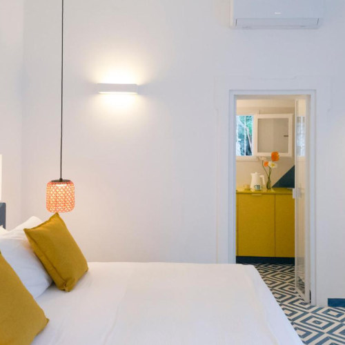 O Mar Amalfi Coast Suites à Praiano, chambre moderne avec design minimaliste et confort.