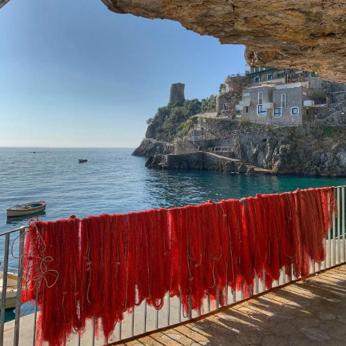 O Mar Amalfi Coast Suites à Praiano avec vue sur la côte, falaises et ambiance méditerranéenne.