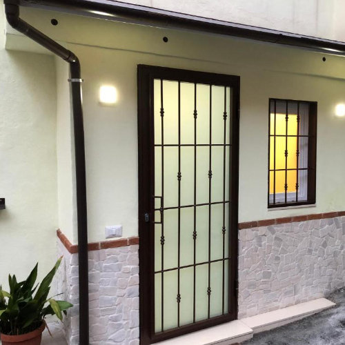 Entrée du logement O’ Vascio Vomero à Naples avec façade typique et accès indépendant.