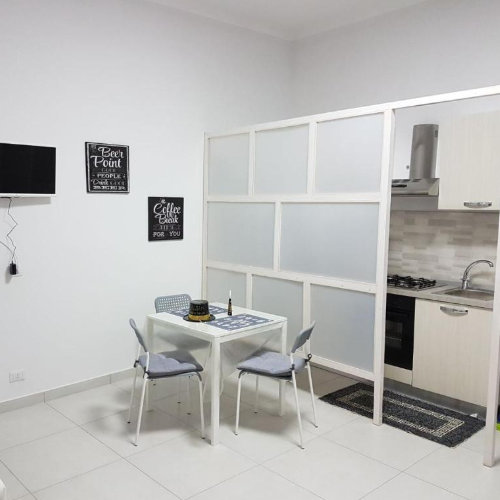Salon avec cuisine équipée de O’ Vascio Vomero à Naples, appartement moderne et fonctionnel.