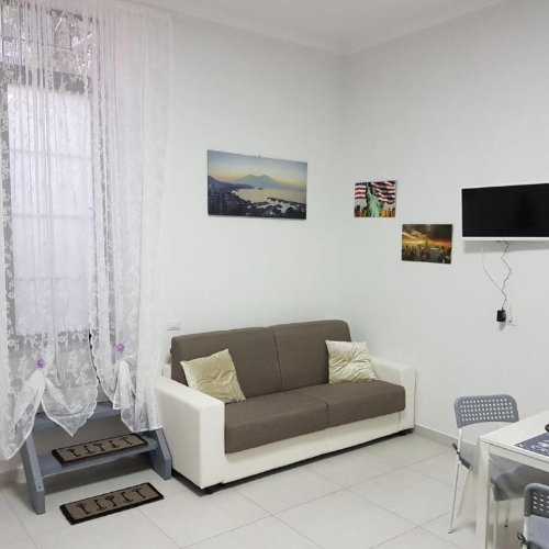 Espace séjour de O’ Vascio Vomero à Naples avec canapé et coin repas confortable.