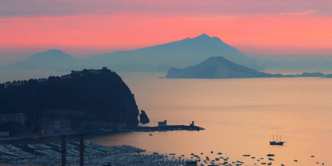 Coucher de soleil sur le port de Procida, Campanie, offrant une vue magique pour choisir où dormir sur l'île.