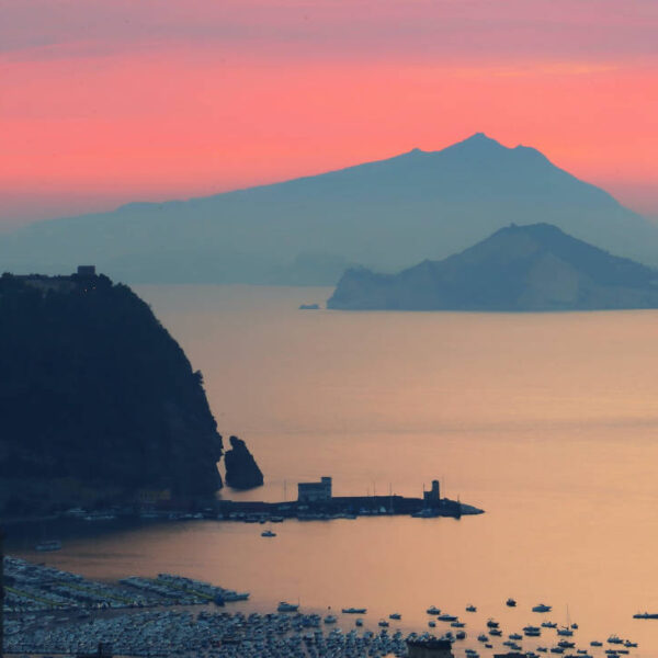 Coucher de soleil sur le port de Procida, Campanie, offrant une vue magique pour choisir où dormir sur l'île.