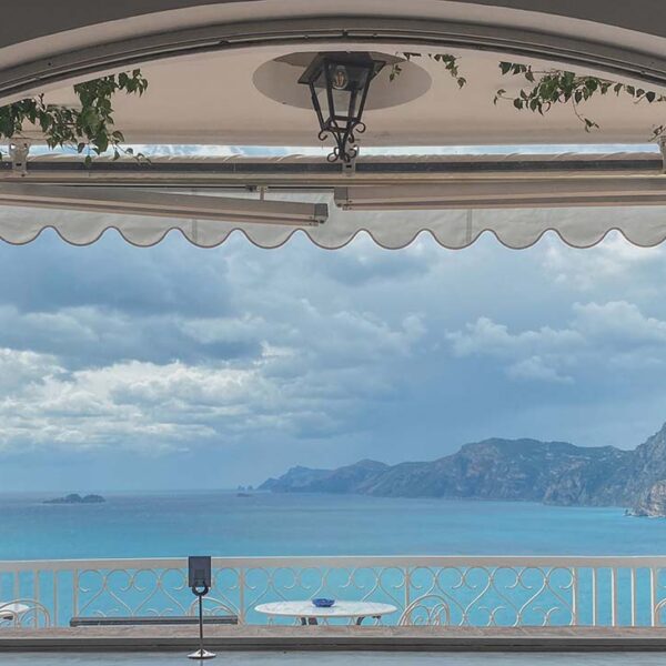 Vue sur la mer et les falaises de la Côte Amalfitaine depuis une terrasse panoramique.