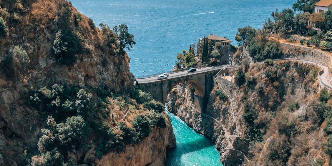 Fjord de Furore vu d’en haut avec pont, falaises et eau turquoise de la Côte Amalfitaine.