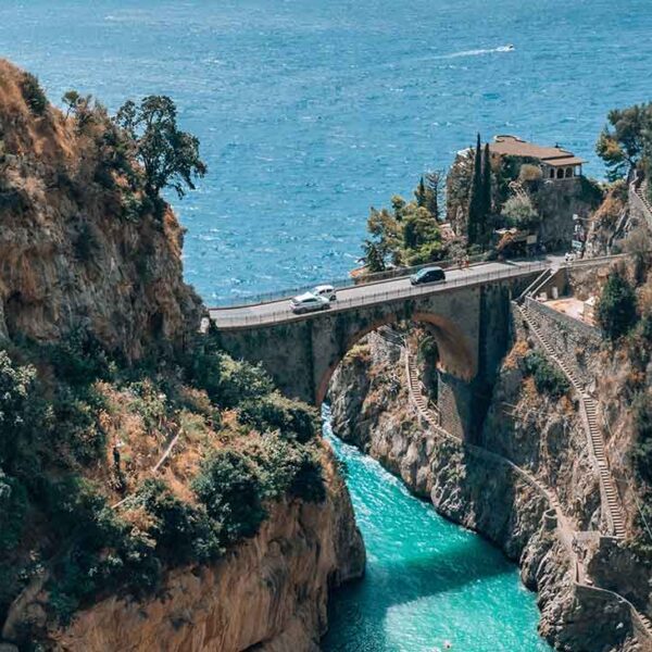 Fjord de Furore vu d’en haut avec pont, falaises et eau turquoise de la Côte Amalfitaine.