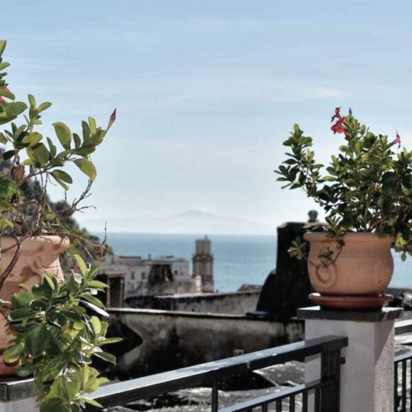 Terrasse fleurie à Minori avec vue imprenable sur la mer et la Côte Amalfitaine.