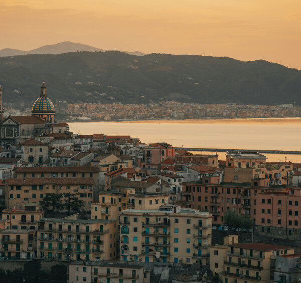 Vue panoramique de Vietri sul Mare au coucher du soleil avec son célèbre dôme en céramique.