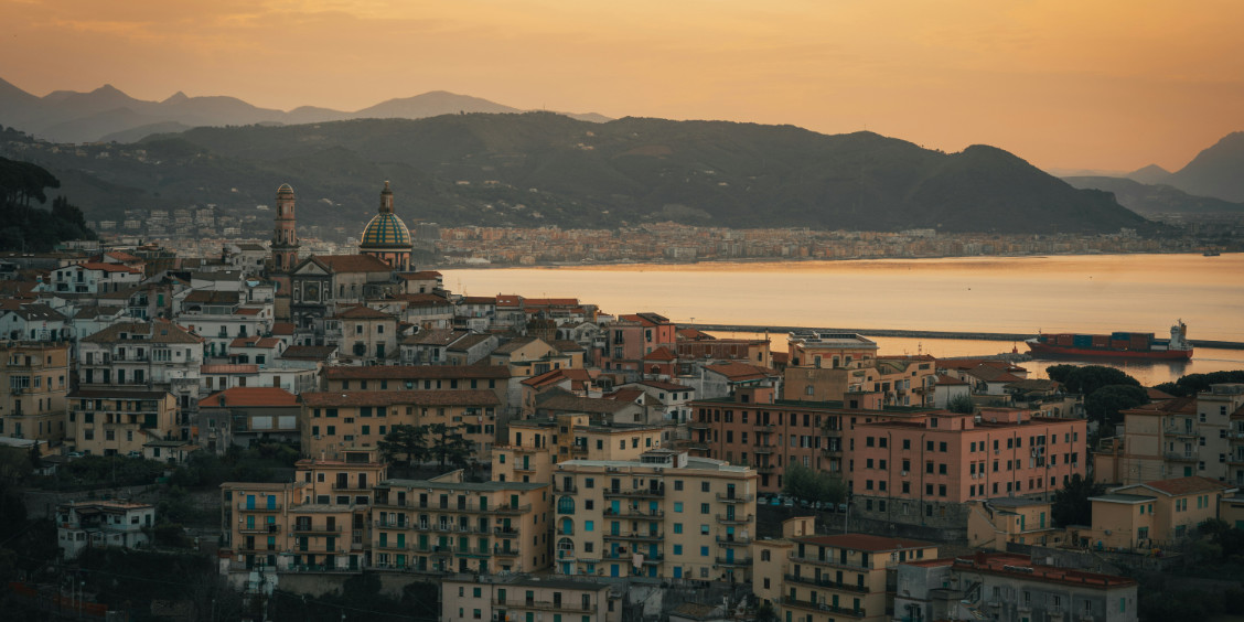 Vue panoramique de Vietri sul Mare au coucher du soleil avec son célèbre dôme en céramique.