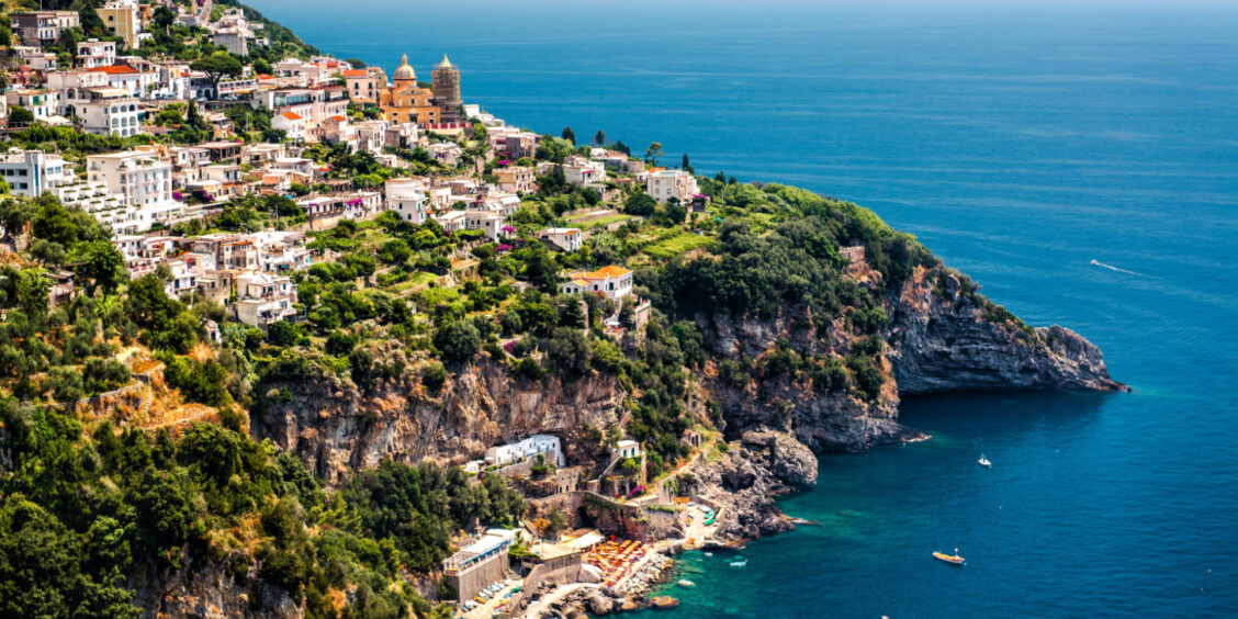 Praiano sur la côte amalfitaine avec maisons colorées perchées sur les falaises et vue sur la mer Méditerranée.