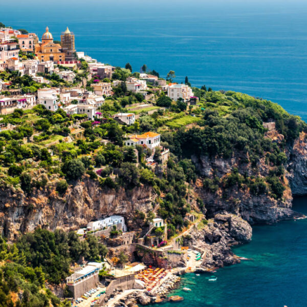 Praiano sur la côte amalfitaine avec maisons colorées perchées sur les falaises et vue sur la mer Méditerranée.