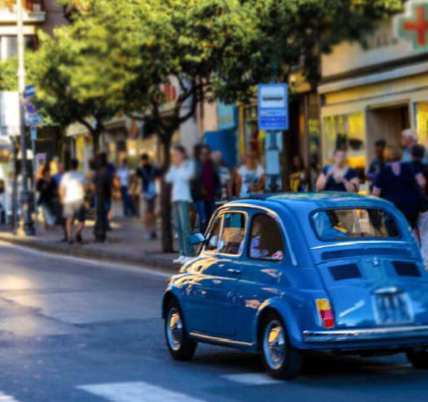 Voiture dans une rue animée de Sorrente près des commerces.