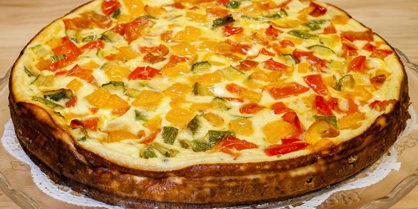 Pizza aux légumes cuite au four servie chez Oven à Naples, spécialité italienne gourmande