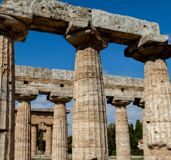 Temples grecs de Paestum en Campanie, avec colonnes antiques et ciel bleu dans le site archéologique.