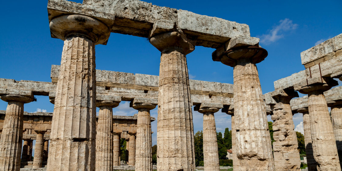 Temples grecs de Paestum en Campanie, avec colonnes antiques et ciel bleu dans le site archéologique.