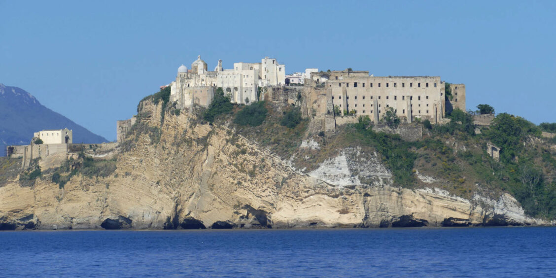 Vue impressionnante depuis la mer sur les falaises de Terra Murata et l'ancien Carcere Borbonico à Procida