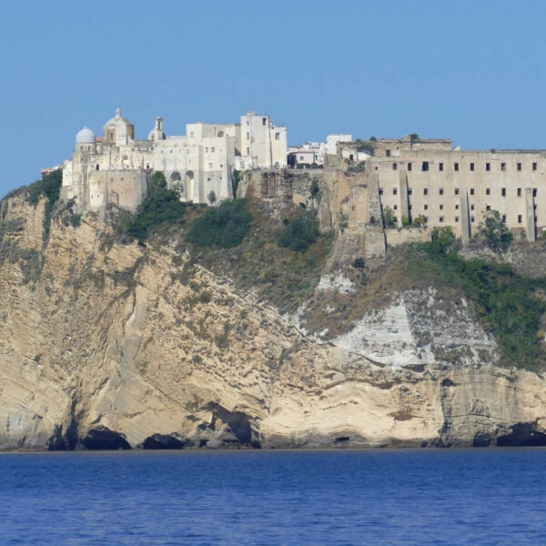 Vue impressionnante depuis la mer sur les falaises de Terra Murata et l'ancien Carcere Borbonico à Procida