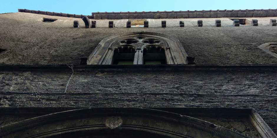 Palazzo Correale à Sorrente avec façade ancienne et fenêtre gothique.