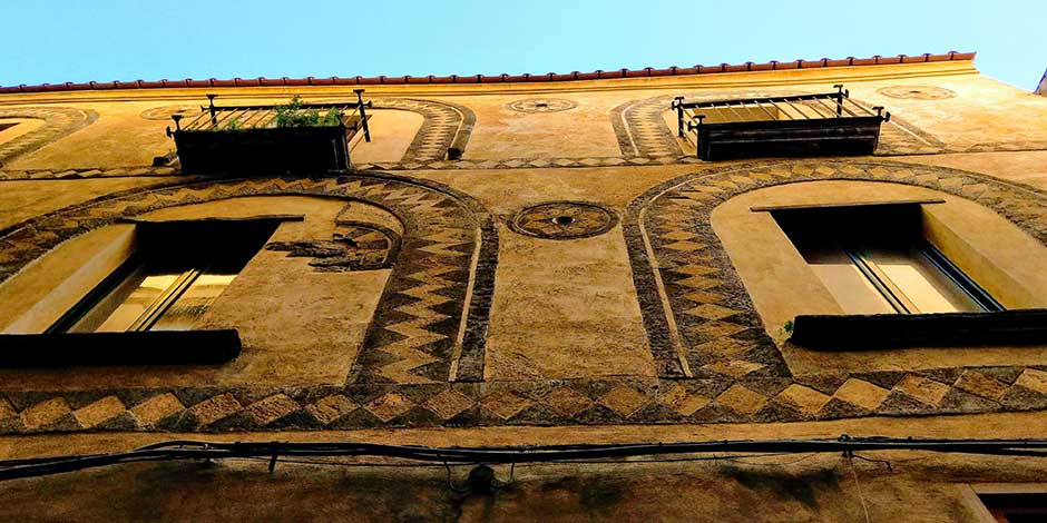 Palazzo Veniero à Sorrente avec façade décorée et motifs géométriques.