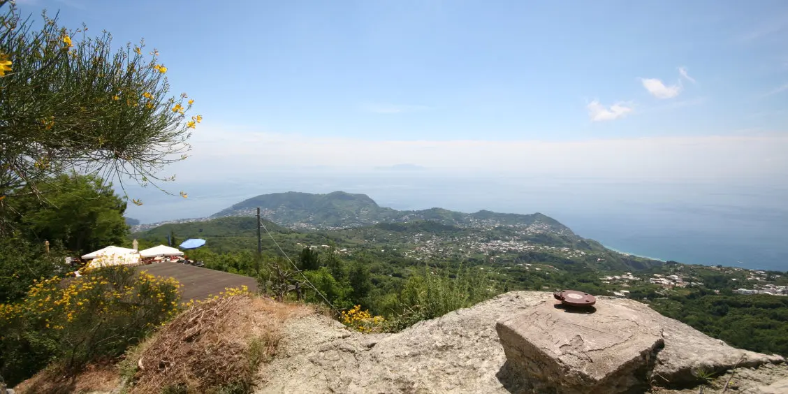 Vue panoramique sur les côtes d'Ischia et la mer depuis les hauteurs du mont Epomeo.