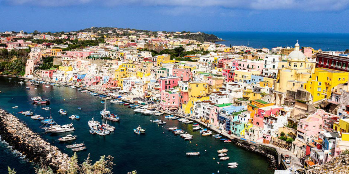Vue panoramique du charmant village de pêcheurs de Marina Corricella à Procida.