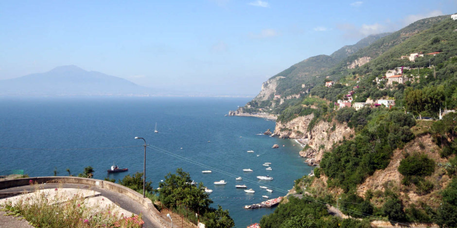 Vue panoramique de Vico Equense, entre falaises, mer bleue et côte de Sorrente en Campanie.