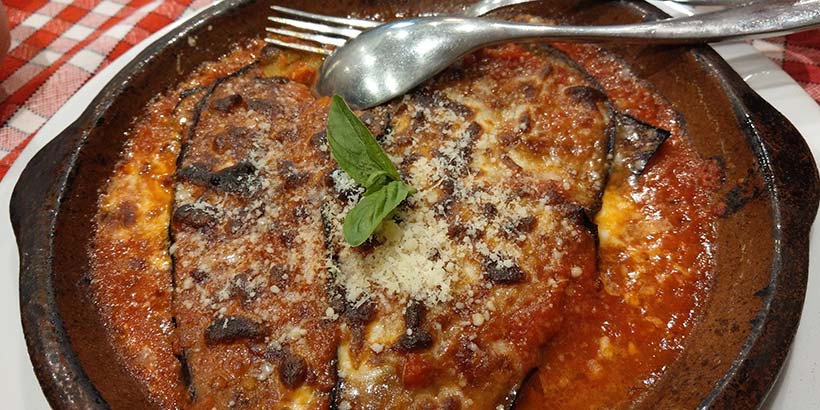 Parmigiana d'aubergines (melanzane alla parmigiana) avec sauce tomate, mozzarella fondue et basilic.