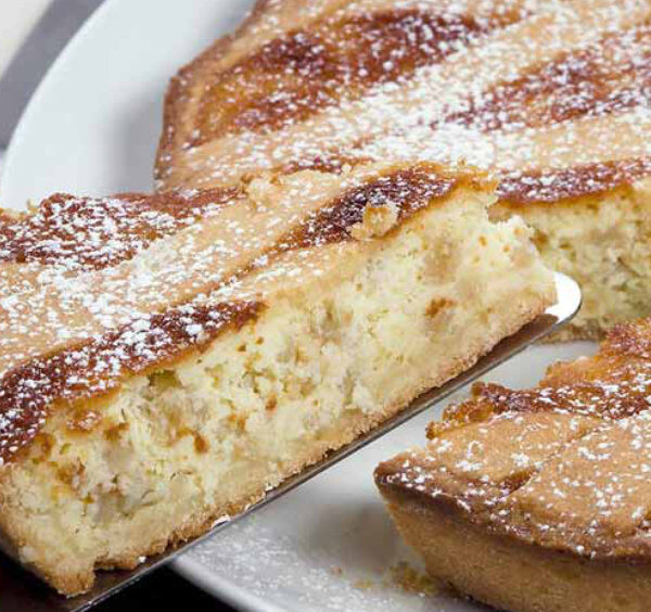 Une part de pastiera napolitaine traditionnelle, gâteau de Pâques typique à base de ricotta et de blé.