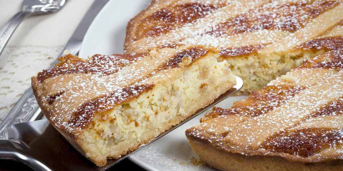 Une part de pastiera napolitaine traditionnelle, gâteau de Pâques typique à base de ricotta et de blé.
