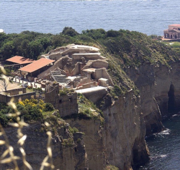 Ruines antiques du théâtre romain dans le parc archéologique de Pausilypon sur les falaises de Naples avec vue sur mer.