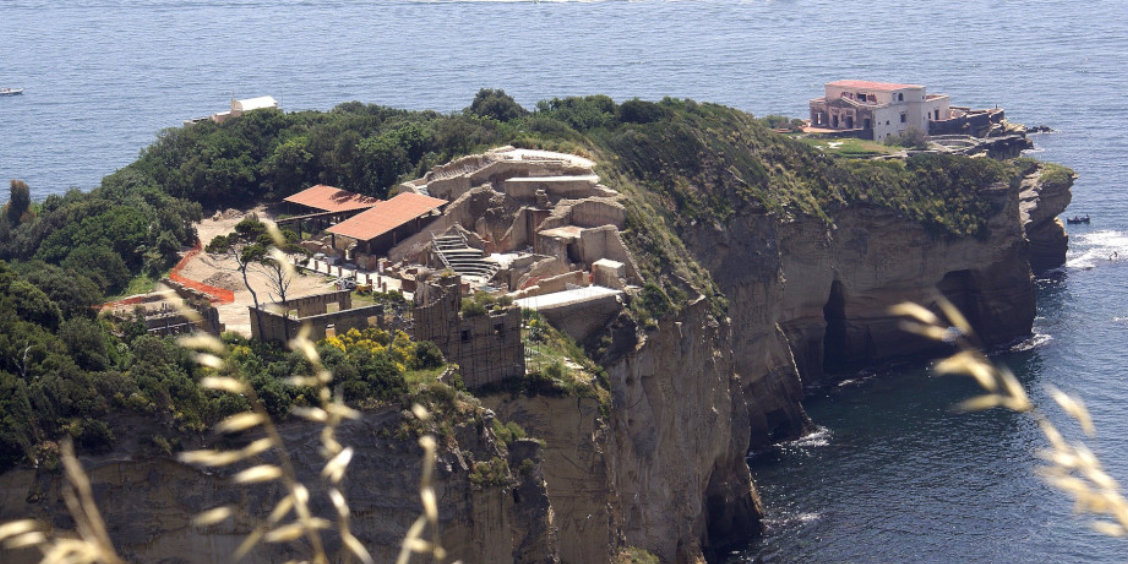 Ruines antiques du théâtre romain dans le parc archéologique de Pausilypon sur les falaises de Naples avec vue sur mer.