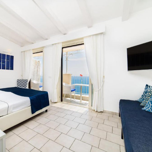 Chambre lumineuse du Pesce d’Oro à Amalfi avec balcon vue mer.