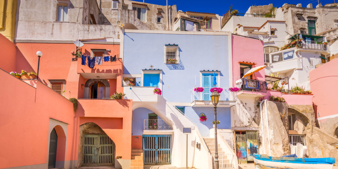 Les célèbres maisons colorées aux façades pastel dans le centre historique de Procida.