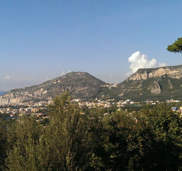 Vue panoramique de Piano di Sorrento, entre collines, mer et pin méditerranéen sur la côte de Sorrente.