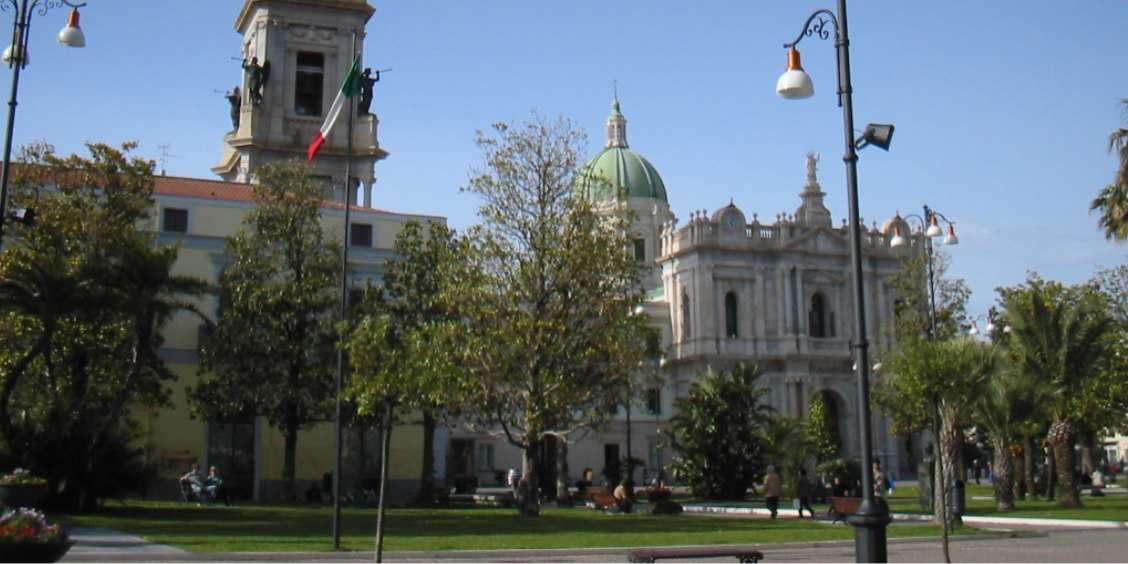 La Piazza Bartolo Longo et le Sanctuaire de la Vierge du Rosaire à Pompéi.