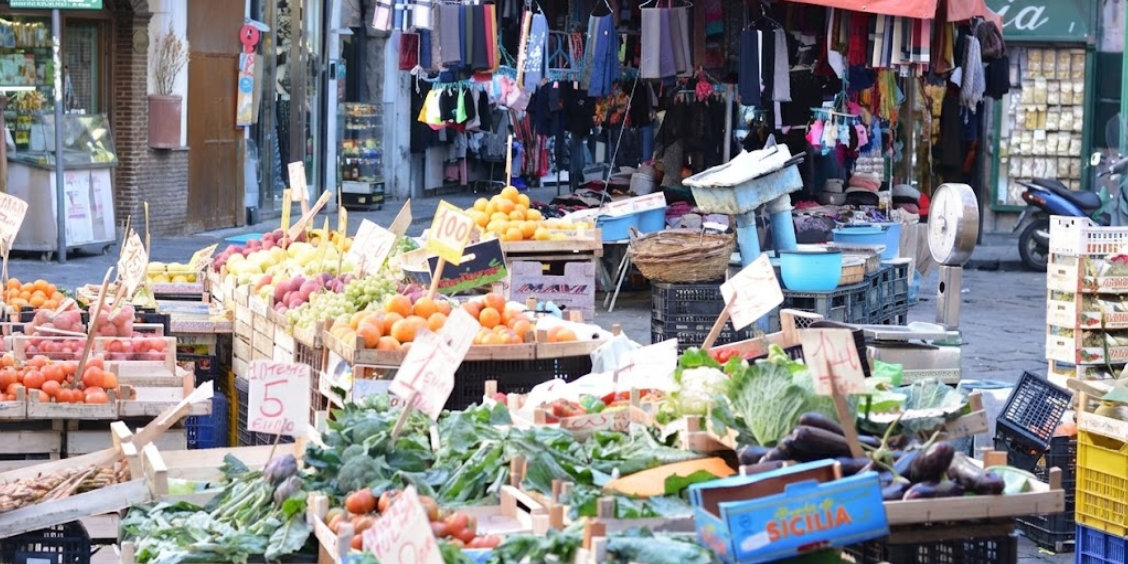 Étalages de produits frais et ambiance vivante au marché de la Pignasecca à Naples.