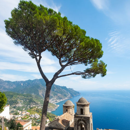 Vue en hauteur sur le célèbre pin maritime et les tours médiévales de la Villa Rufolo à Ravello dominant la mer.