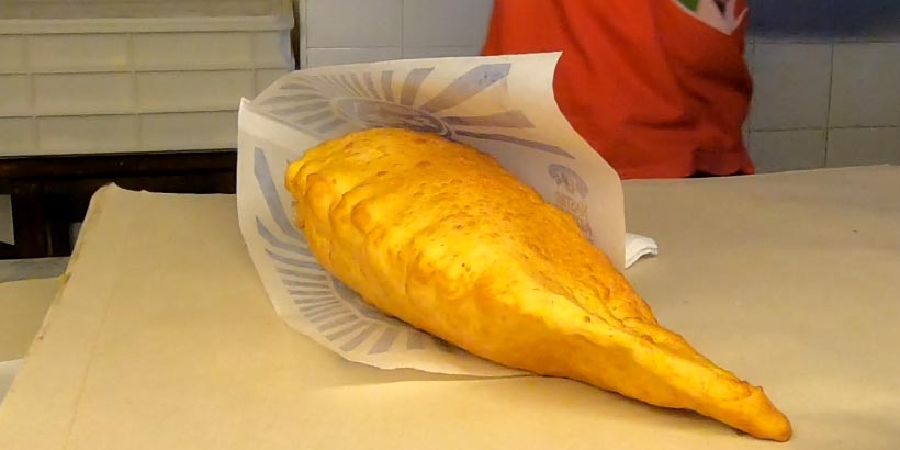 Pizza frite napolitaine servie chaude, spécialité de street food typique de Naples.