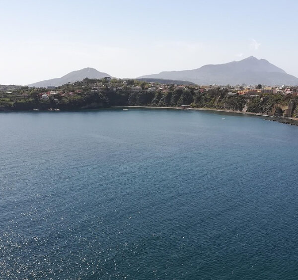 Vue panoramique de la plage de Ciraccio à Procida.