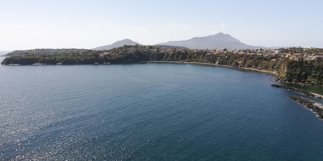Vue panoramique de la plage de Ciraccio à Procida.