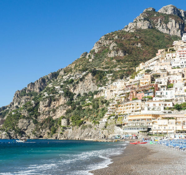 Vue sur le village vertical de Positano et sa plage depuis le bord de mer.