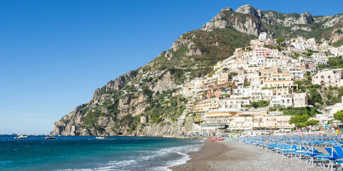 Vue sur le village vertical de Positano et sa plage depuis le bord de mer.