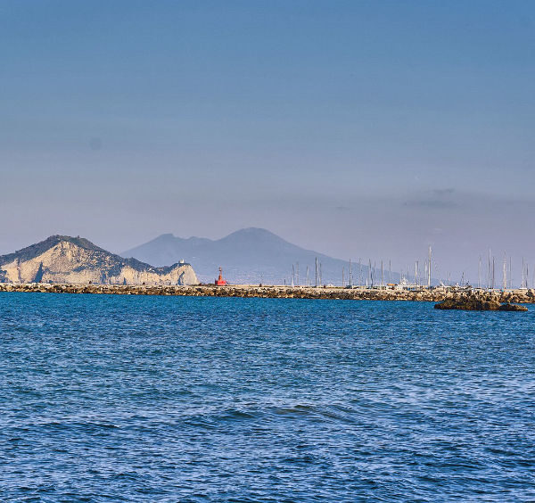 Vue sur le Vésuve depuis la plage de la Silurenza à Procida.