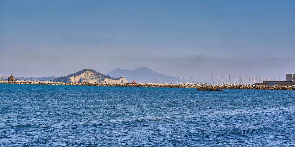 Vue sur le Vésuve depuis la plage de la Silurenza à Procida.