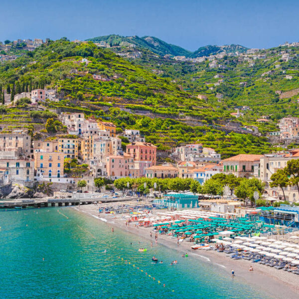 Plage de Minori avec ses nombreux parasols colorés au pied des collines de la Côte Amalfitaine.