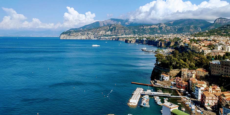 Marina Grande à Sorrente vue d’en haut avec port, maisons colorées et golfe de Naples.