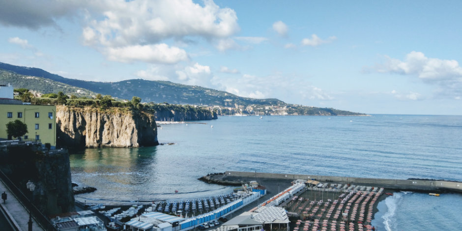 Plages de Meta près de Sorrente, avec mer bleue, falaises et établissements balnéaires.
