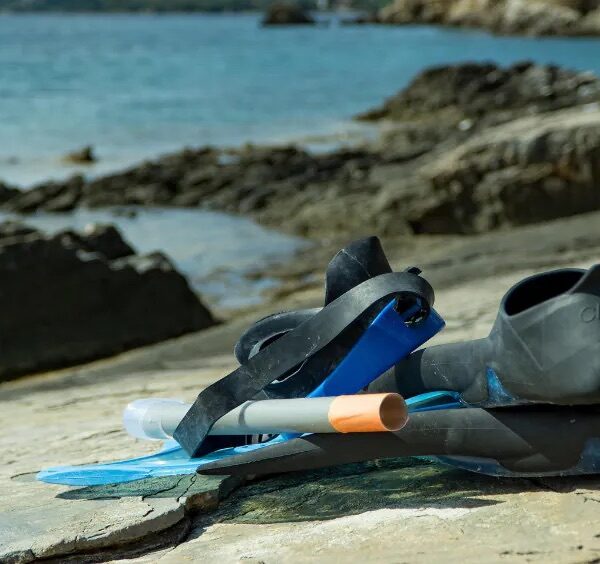 Équipement de snorkeling posé sur les rochers au bord de la mer à Sorrente.
