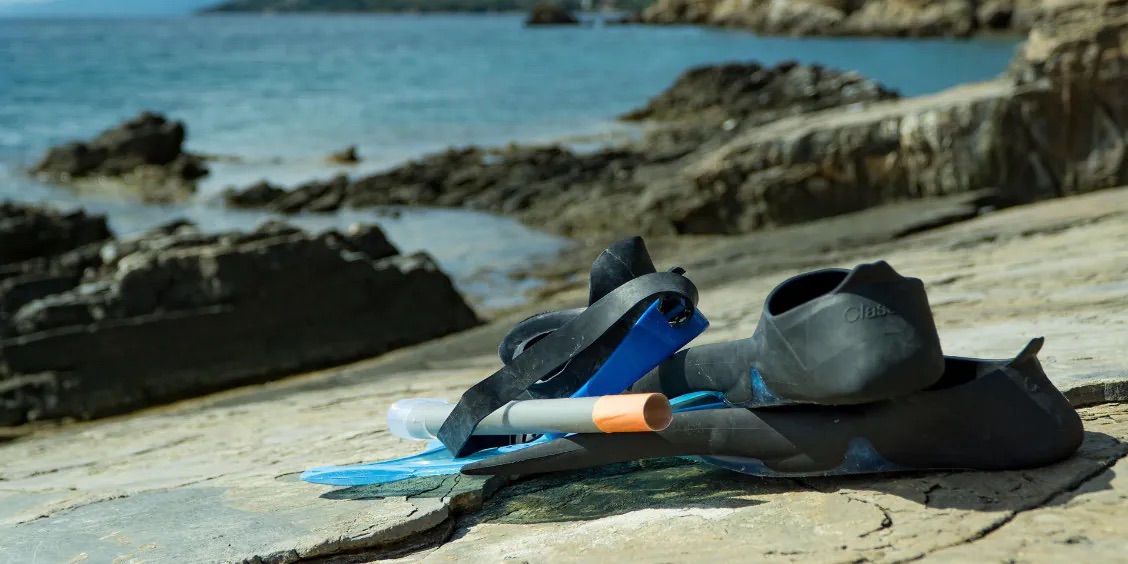 Équipement de snorkeling posé sur les rochers au bord de la mer à Sorrente.
