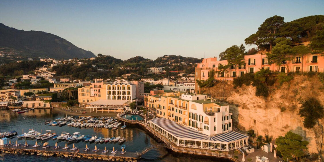 Vue aérienne du Regina Isabella Resort & Spa surplombant la baie de Lacco Ameno à Ischia.